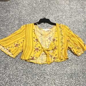 Love Tree Women's M Regular Yellow Floral V-Neck Short Sleeve Tie Crop Top